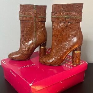 BCBG NWT Tan Croc-Embossed Heeled Boots
